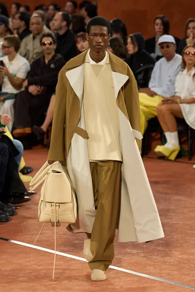 Look 18